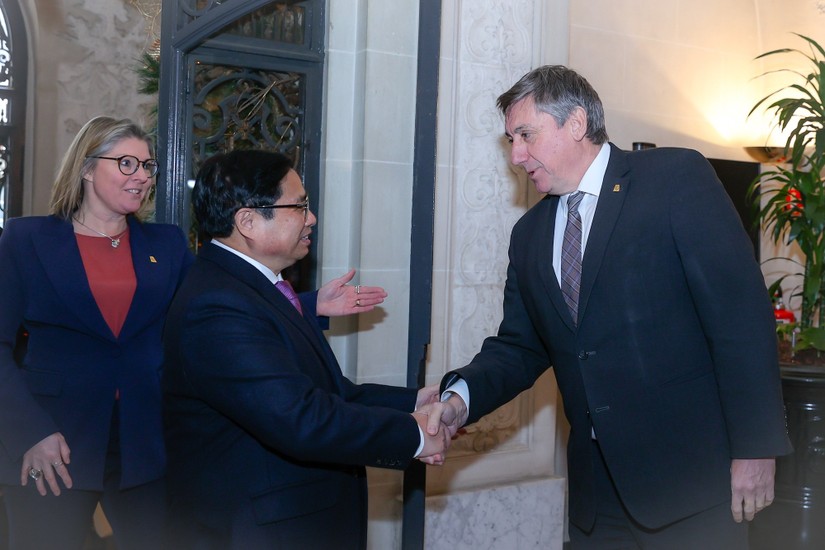 Thủ hiến vùng Flanders chào đón Thủ tướng Phạm Minh Chính tới thăm. Ảnh: VGP