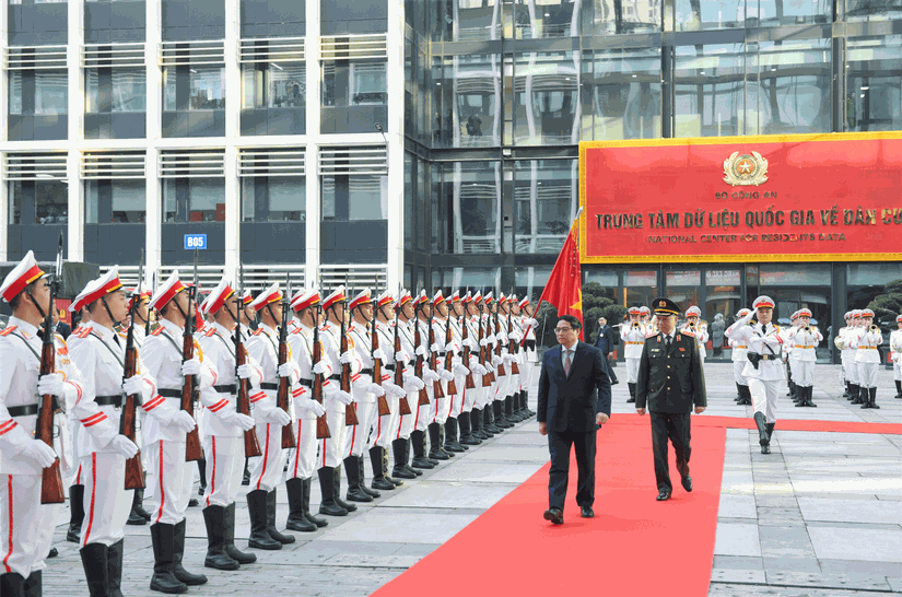 Thủ tướng Chính phủ Phạm Minh Chính duyệt đội danh dự Công an nhân dân. 