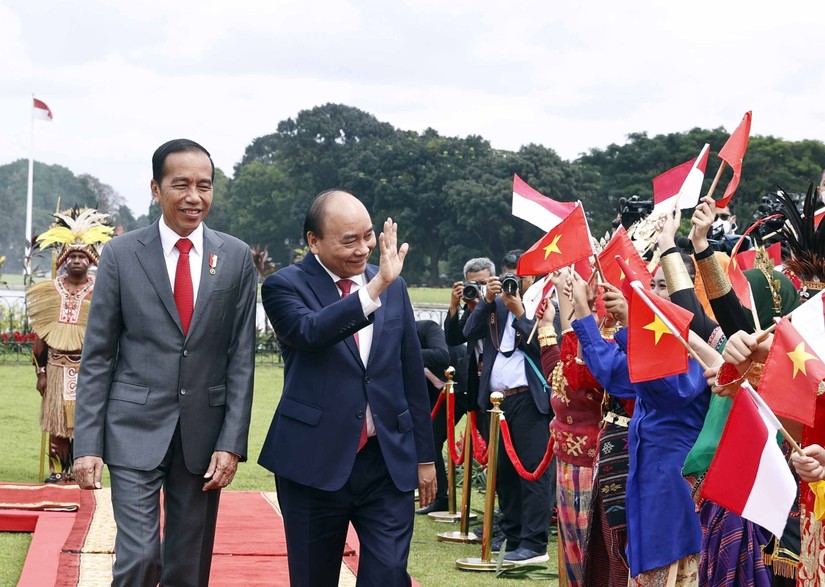 Lễ đón chính thức Chủ tịch nước Nguyễn Xuân Phúc tới Cộng hòa Indonesia được tổ chức trọng thể tại Dinh Tổng thống Indonesia, dưới sự chủ trì của Tổng thống Joko Widodo. 