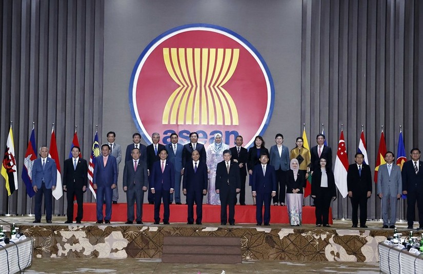 Chủ tịch nước Nguyễn Xuân Phúc với Tổng Thư ký ASEAN Lim Jock Hoi và Đại sứ, Đại biện Phái đoàn các nước ASEAN tại Jakarta. 