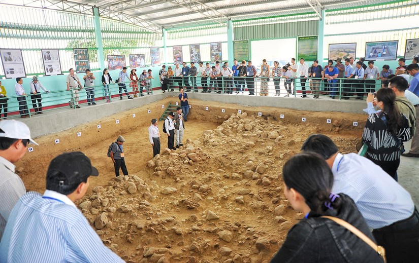 Các hố khai quật di tích sơ kỳ Đá cũ Rộc Tưng-Gò Đá (thị xã An Khê) được trưng bày ngoài trời, có mái che phục vụ nghiên cứu và tham quan. 
