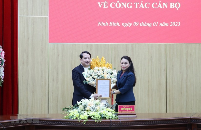 Bà Nguyễn Thị Thu Hà, Bí thư Tỉnh ủy Ninh Bình, trao quyết định cho ông Mai Văn Tuất, tân Phó Bí thư Tỉnh ủy Ninh Bình. 
