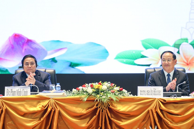 Thủ tướng Phạm Minh Chính và Thủ tướng Lào Sonexay Siphandone dự Hội nghị hợp tác đầu tư Việt Nam - Lào do Bộ Kế hoạch và Đầu tư hai nước tổ chức. Ảnh: VGP