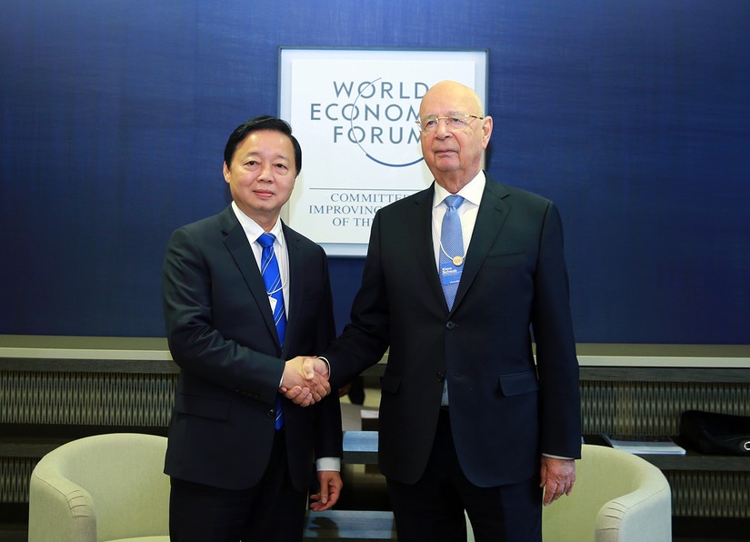 Phó Thủ tướng Trần Hồng Hà và Nhà sáng lập kiêm Chủ tịch điều hành WEF Klaus Schwab. Ảnh: VGP
