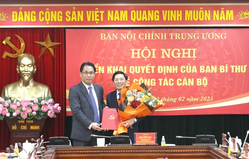 Ông Phan Thăng An, Phó Trưởng Ban Tổ chức Trung ương, trao Quyết định bổ nhiệm Phó Trưởng Ban Nội chính Trung ương cho ông Đặng Văn Dũng (bên phải). Ảnh: TTXVN