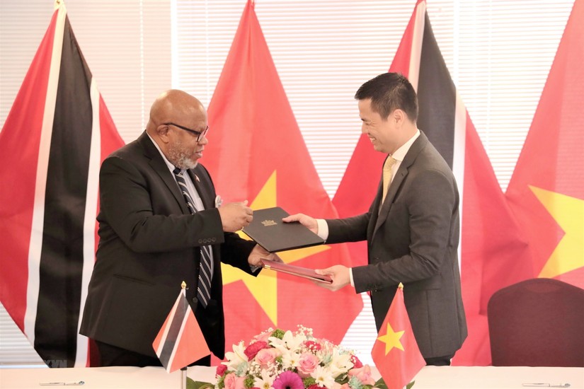 Đại sứ Đặng Hoàng Giang và Đại sứ Dennis Francis ký "Thông cáo chung thiết lập quan hệ ngoại giao giữa Việt Nam và Cộng hòa Trinidad & Tobago". Ảnh: TTXVN