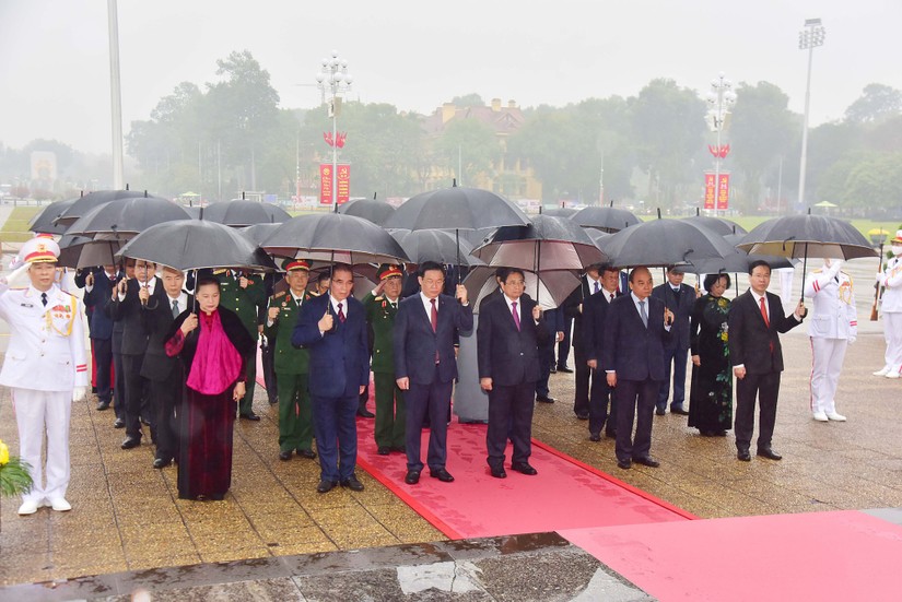 Các lãnh đạo, nguyên lãnh đạo Đảng, Nhà nước và Ủy ban Trung ương MTTQ Việt Nam vào Lăng viếng Chủ tịch Hồ Chí Minh. Ảnh: VGP