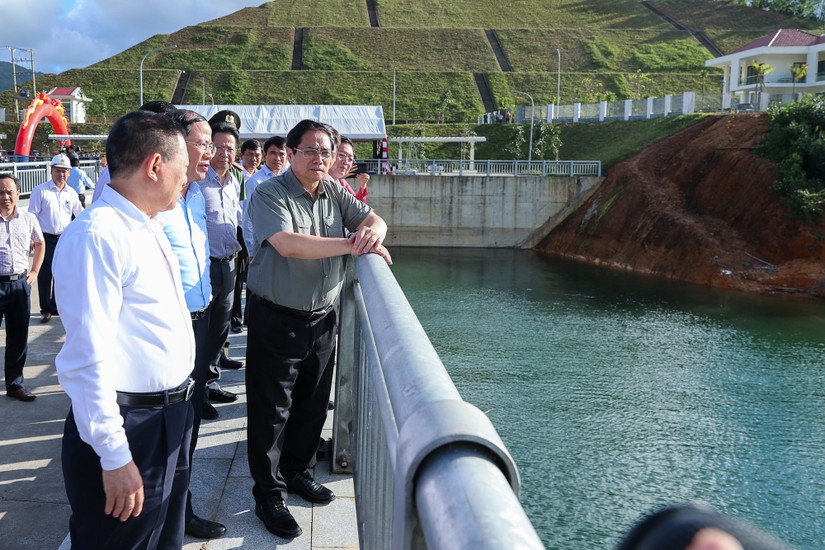 Thủ tướng thăm công trình Hồ chứa nước Đồng Mít, chiều 4/2. Ảnh: VGP