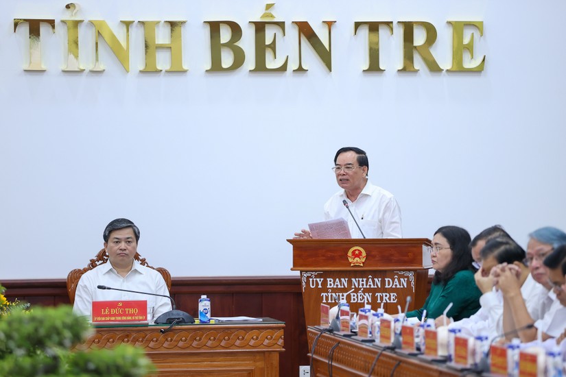 Chủ tịch UBND tỉnh Bến Tre Trần Ngọc Tam báo cáo về tình hình kinh tế - xã hội tỉnh. Ảnh: VGP
