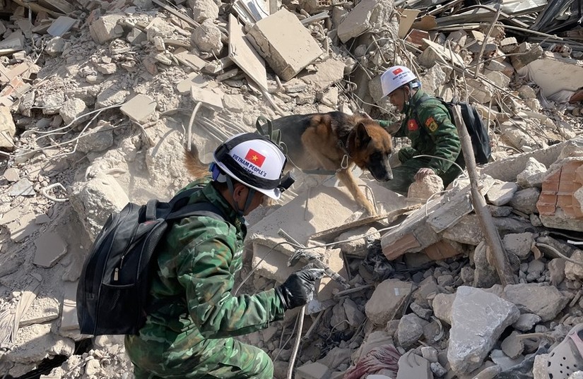 Đoàn cứu hộ quân đội Việt Nam tìm kiếm vị trí nạn nhân động đất tại Hatay. Ảnh: báo QĐND