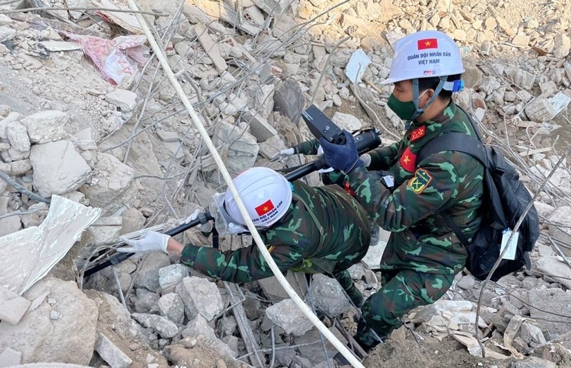 Lực lượng cứu hộ, cứu nạn Quân đội nhân dân Việt Nam triển khai hoạt động tìm kiếm cứu nạn tại Antakya, tỉnh Hatay, Thổ Nhĩ Kỳ. Ảnh: Báo QĐND
