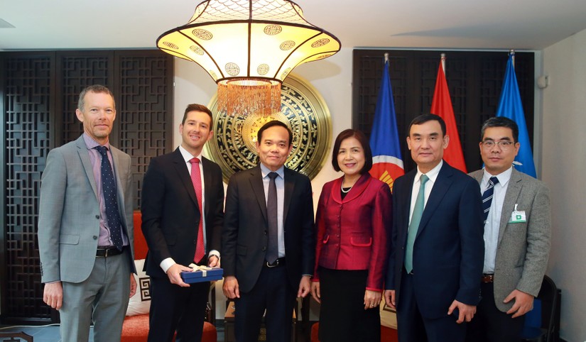 Phó Thủ tướng Chính phủ Trần Lưu Quang tiếp Phó Chủ tịch LEGO Edward Lewin (thứ 2, bên trái) tại Trụ sở Phái đoàn Thường trực Việt Nam bên cạnh LHQ, Tổ chức Thương mại Thế giới và các tổ chức quốc tế khác, tại Geneva, Thụy Sĩ, ngày 28/2/2023. Ảnh: VGP