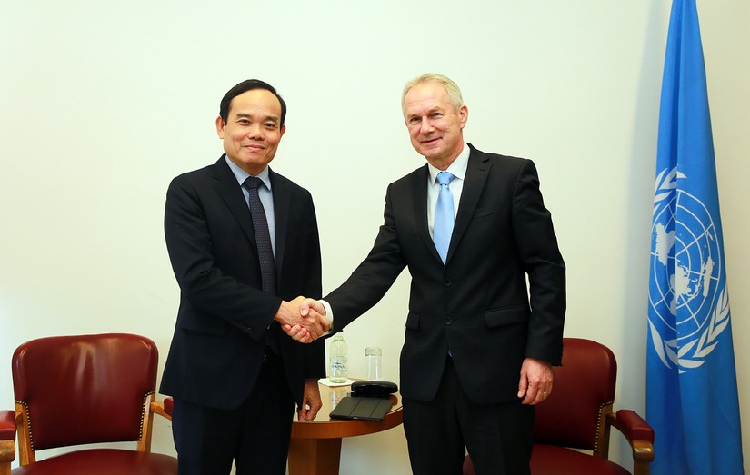 Phó Thủ tướng Trần Lưu Quang gặp Chủ tịch Đại hội đồng Liên Hợp Quốc Csaba Korosi tại Geneva. Ảnh: VGP