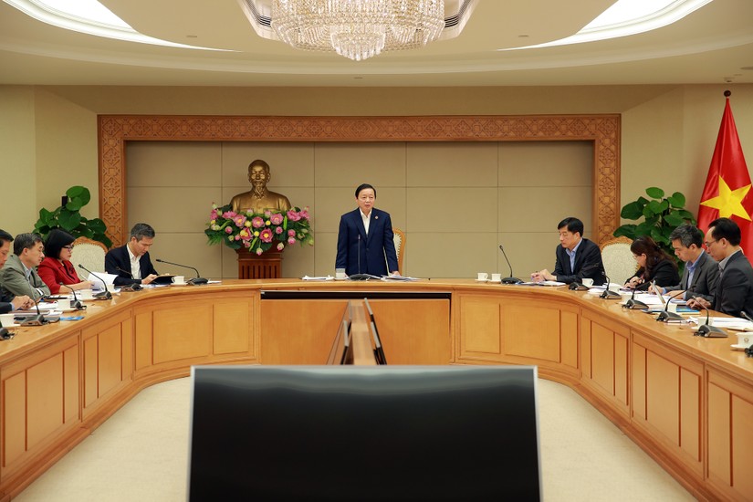 Phó Thủ tướng Trần Hồng Hà yêu cầu các bộ, ngành, địa phương thực hiện đúng các quy định liên quan đến bãi bỏ sổ hộ khẩu, sổ tạm trú bằng giấy, không gây phiền hà cho người dân. Ảnh: VGP