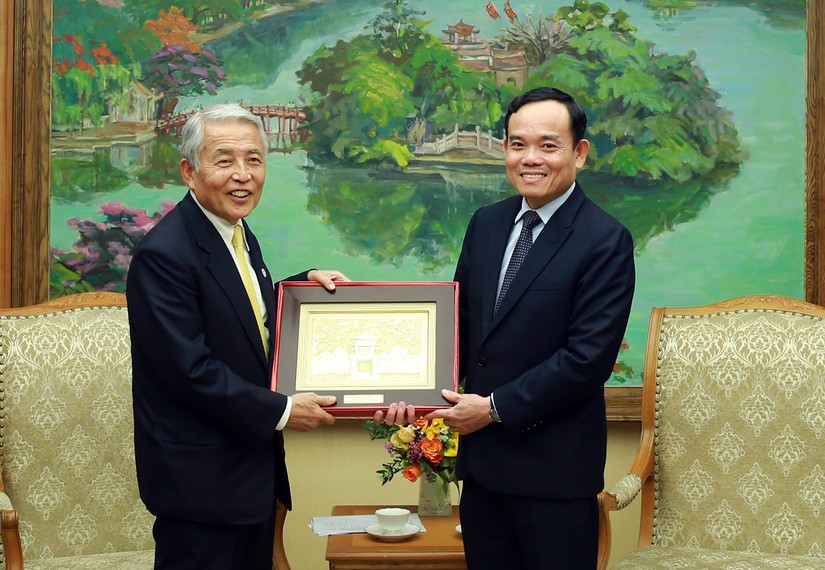 Phó Thủ tướng Trần Lưu Quang tặng quà lưu niệm cho Chủ tịch danh dự Liên đoàn Kinh tế Kyushu Aso Yutaka. Ảnh: VGP