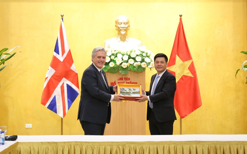 Bộ trưởng Công Thương Nguyễn Hồng Diên tiếp ông Mark Garnier, Đặc phái viên thương mại của Thủ tướng Anh tại Việt Nam, Thái Lan, Myanmar và Brunei. Ảnh: Bộ Công Thương