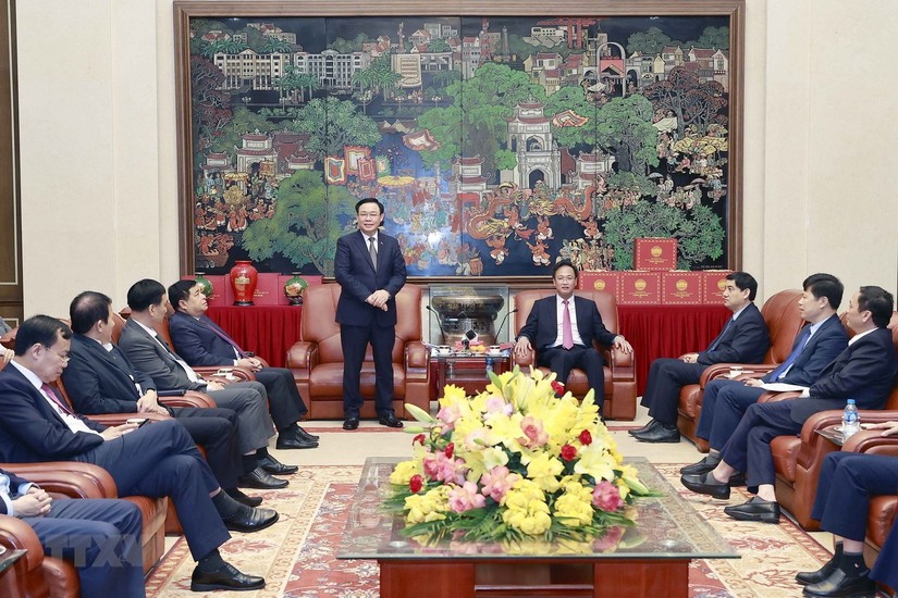 Chủ tịch Quốc hội Vương Đình Huệ làm việc với lãnh đạo tỉnh Hưng Yên. Ảnh: TTXVN