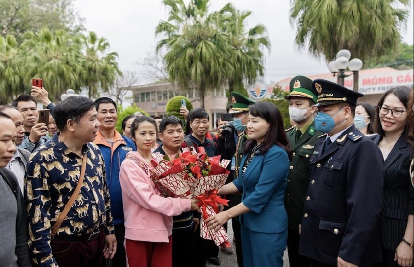 Lãnh đạo UBND thành phố Móng Cái tặng hoa chúc mừng đoàn khách du lịch Trung Quốc đầu tiên nhập cảnh sau thời gian tạm dừng do ảnh hưởng của dịch Covid-19. Ảnh: Báo Giao Thông
