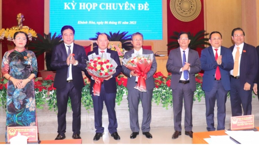 Lãnh đạo tỉnh Khánh Hòa tặng hoa chúc mừng ông Nguyễn Anh Tuấn (thứ 3 từ trái sang) và ông Trần Hòa Nam (thứ 4 từ trái sang).