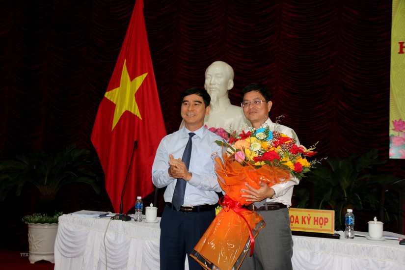 Ông Nguyễn Hồng Hải (bên phải) được bầu giữ chức Phó Chủ tịch UBND tỉnh nhiệm kỳ 2021 - 2026. Ảnh: TTXVN