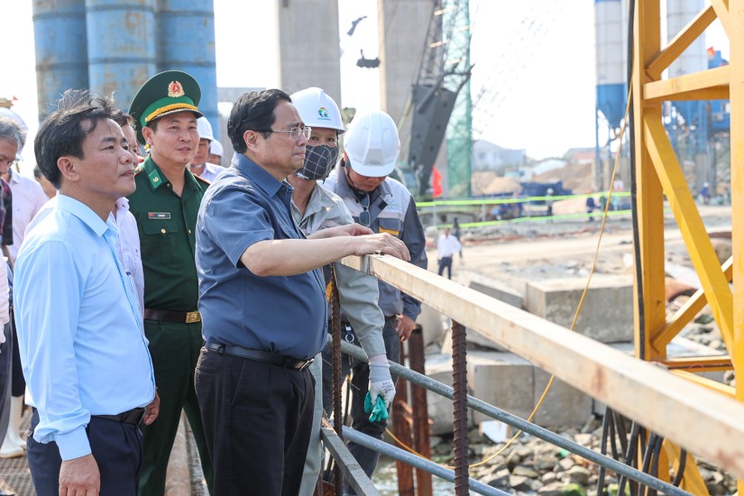 Thủ tướng Phạm Minh Chính đã đi kiểm tra tiến độ xây dựng cầu qua cửa biển Thuận An, dự án tuyến đường bộ ven biển qua tỉnh Thừa Thiên Huế. Ảnh: VGP