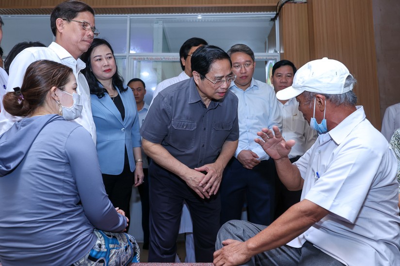 Thủ tướng Phạm Minh Chính thăm Bệnh viện đa khoa tỉnh Khánh Hòa và thăm hỏi, động viên bệnh nhân, người nhà bệnh nhân. Ảnh: VGP 