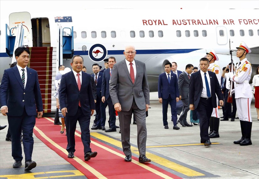 Chủ nhiệm Văn phòng Chủ tịch nước Lê Khánh Hải đón Toàn quyền Australia David Hurley tại Sân bay quốc tế Nội Bài. Ảnh: TTXVN