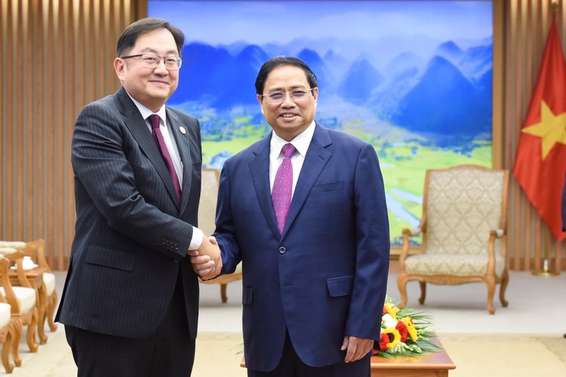 Thủ tướng Chính phủ Phạm Minh Chính và Đại sứ Đặc mệnh toàn quyền Malaysia tại Việt Nam Dato' Tan Yang Thai. Ảnh: VGP