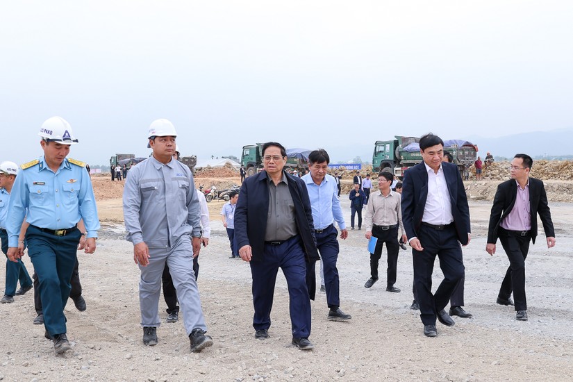 Thủ tướng Phạm Minh Chính đi kiểm tra công trường dự án mở rộng sân bay Điện Biên. Ảnh: VGP