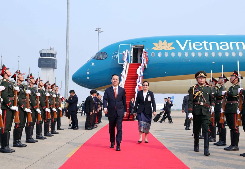 Lễ đón Chủ tịch nước Võ Văn Thưởng tại sân bay quốc tế Wattay, thủ đô Vientiane. Ảnh: TTXVN