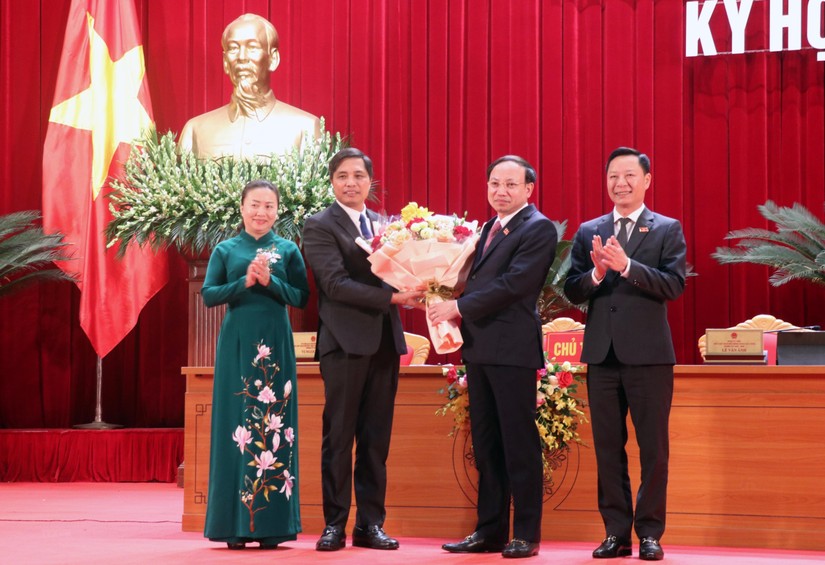 Ông Vũ Văn Diện (thứ hai, từ trái sang) được bầu làm Phó Chủ tịch UBND tỉnh Quảng Ninh. Ảnh: TTXVN