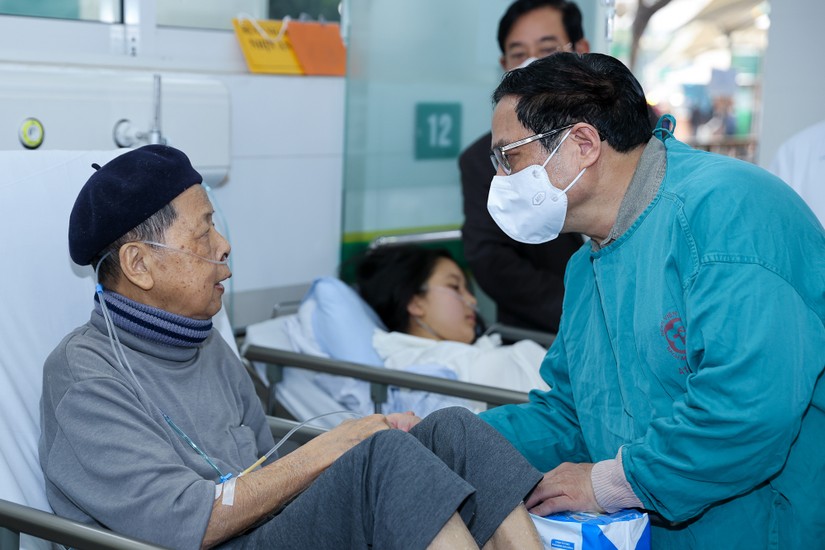 Thủ tướng Phạm Minh Chính đã đi khảo sát một số bệnh viện tuyến cuối trên địa bàn Hà Nội. Ảnh: VGP
