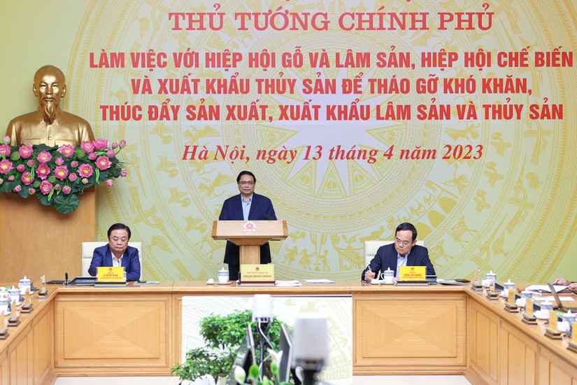Thủ tướng Phạm Minh Chính chủ trì Hội nghị làm việc với Hiệp hội Gỗ và lâm sản, Hiệp hội Chế biến và xuất khẩu thủy sản Việt. Ảnh: VGP