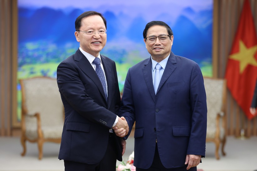 Thủ tướng Chính phủ Phạm Minh Chính và ông Park Hark Kyu, Tổng Giám đốc phụ trách tài chính của Tập đoàn Samsung. Ảnh: VGP
