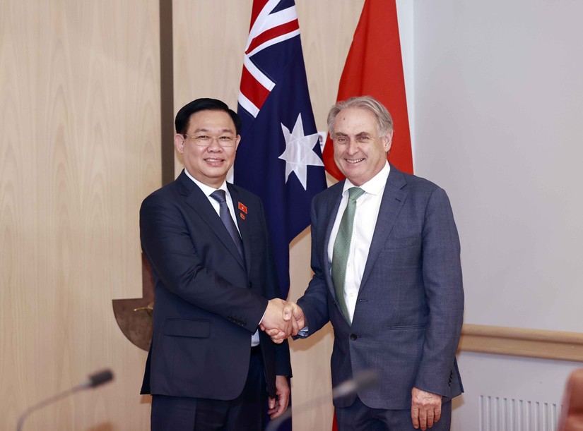Chủ tịch Quốc hội Vương Đình Huệ tiếp Bộ trưởng Thương mại và Du lịch Australia Don Farrell hồi tháng 11/2022. Ảnh: quochoi.vn