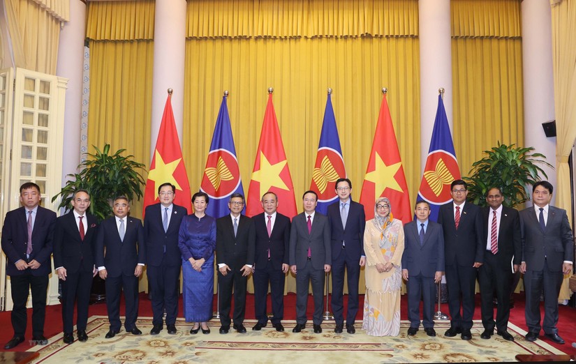 Chủ tịch nước Võ Văn Thưởng và các Đại sứ ASEAN. Ảnh: TTXVN