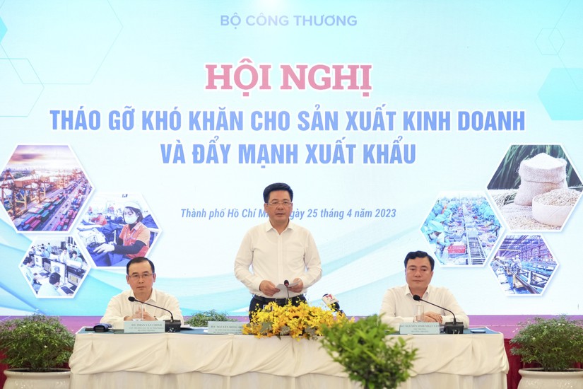 Bộ trưởng Công Thương Nguyễn Hồng Diên đã chủ trì Hội nghị Tháo gỡ khó khăn trong sản xuất kinh doanh và đẩy mạnh xuất khẩu tại TP HCM. Ảnh: Bộ Công Thương
