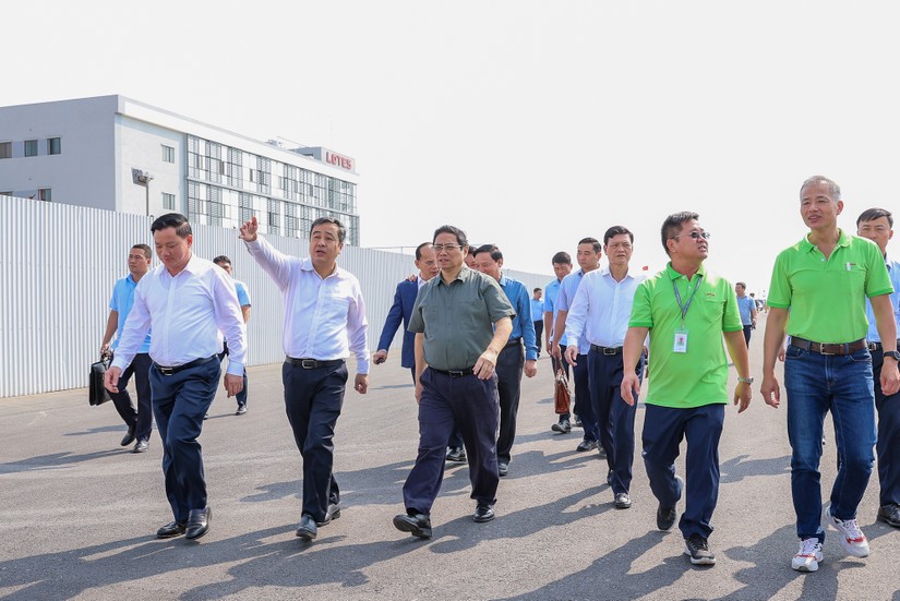 Thủ tướng Phạm Minh Chính khảo sát tiến độ xây dựng Khu công nghiệp Liên Hà Thái tại huyện Thái Thụy, tỉnh Thái Bình. Ảnh: VGP
