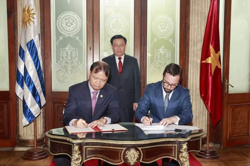 Thứ trưởng Bộ Công Thương Đỗ Thắng Hải và Thứ trưởng Ngoại giao Uruguay Nicolas Albertoni đã ký Biên bản Kỳ họp lần III Ủy ban Hỗn hợp Việt Nam - Uruguay. Ảnh: Bộ Công Thương 