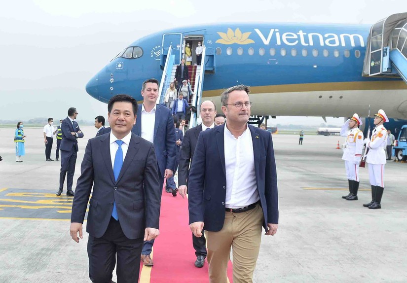 Bộ trưởng Bộ Công Thương Nguyễn Hồng Diên đón Thủ tướng Luxembourg Xavier Bettel tại Sân bay Quốc tế Nội Bài, Hà Nội. Ảnh: TTXVN