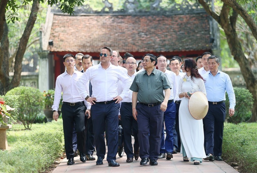 Thủ tướng Phạm Minh Chính và Thủ tướng Luxembourg Xavier Bettel cùng thăm Văn Miếu - Quốc Tử Giám. Ảnh: TTXVN