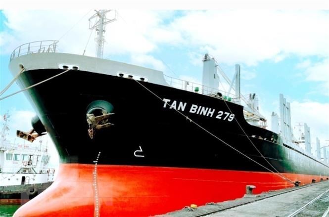 Tàu Tan Binh 279 nhận 23.000 tấn than cục 5a1 xuất khẩu sang Nam Phi. Ảnh: TTXVN phát