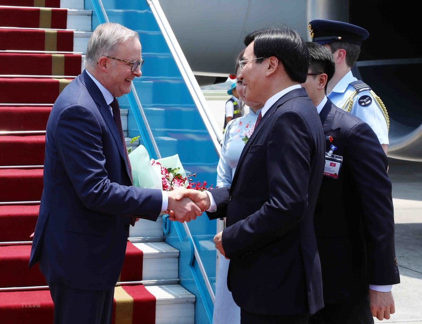 Bộ trưởng, Chủ nhiệm Văn phòng Chính phủ Trần Văn Sơn đón Thủ tướng Australia Anthony Albanese tại sân bay quốc tế Nội Bài. Ảnh: TTXVN