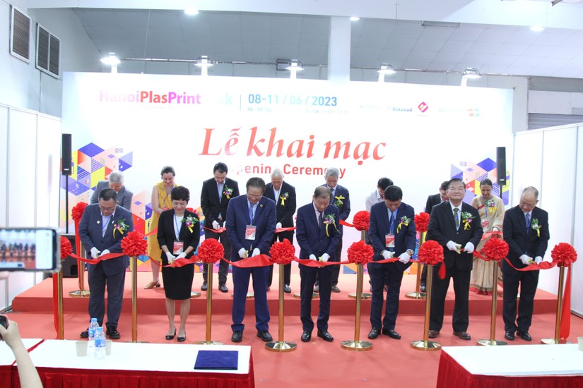 Lễ khai mạc Triển lãm Hanoi PlasPrintPack diễn ra tại Hà Nội, quy tụ các doanh nghiệp công nghiệp hàng đầu tại các lĩnh vực về nhựa, in ấn, bao bì. 