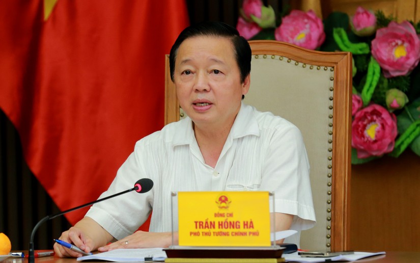 Phó Thủ tướng Trần Hồng Hà yêu cầu có các giải pháp tháo gỡ khó khăn, vướng mắc trong quy định đấu thầu, mua sắm, đàm phán giá, để có vaccine sớm nhất có thể. Ảnh: VGP