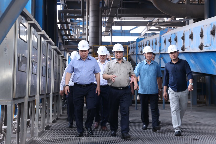 Thủ tướng Phạm Minh Chính kiểm tra tình hình sản xuất và cung ứng điện tại Công ty Nhiệt điện Mông Dương. Ảnh: VGP