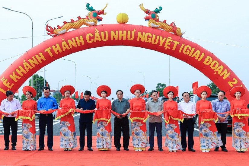 Thủ tướng Phạm Minh Chính dự lễ khánh thành cầu Như Nguyệt giai đoạn 2 qua sông Cầu, kết nối Bắc Ninh và Bắc Giang, nằm trên cao tốc Hà Nội - Lạng Sơn. Ảnh: VGP
