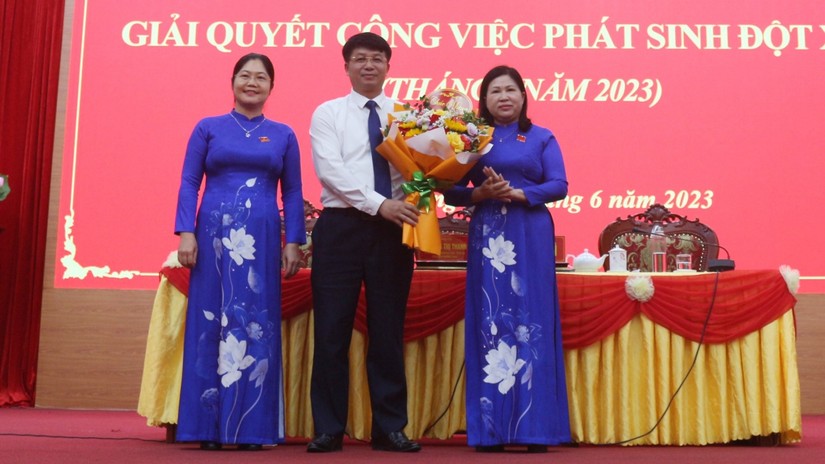 Lãnh đạo HĐND tỉnh Bắc Kạn tặng hoa chúc mừng ông Nông Quang Nhất được bầu giữ chức vụ Phó Chủ tịch UBND tỉnh Bắc Kạn tại Kỳ họp đột xuất HĐND tỉnh Bắc Kạn khóa X ngày 5/6. Ảnh: VGP