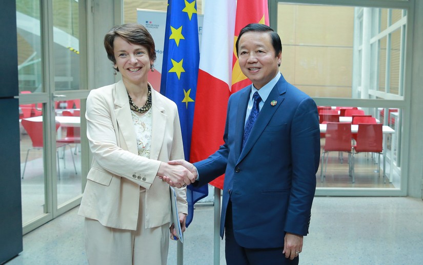Phó Thủ tướng Trần Hồng Hà và Phó Tổng Giám đốc Cơ quan phát triển Pháp (AFD) Marie-Hélène Loison. Ảnh: VGP