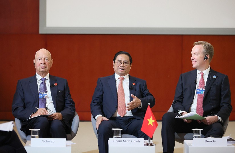 Thủ tướng đề nghị WEF và các thành viên tiếp tục hợp tác, hỗ trợ Việt Nam về công nghệ, tài chính, đào tạo nguồn nhân lực chất lượng cao, quản trị hiện đại. Ảnh: VGP 
